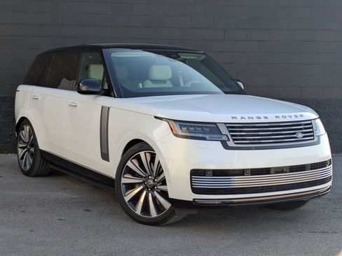 Used 2025 Land Rover Range Rover SV image 3