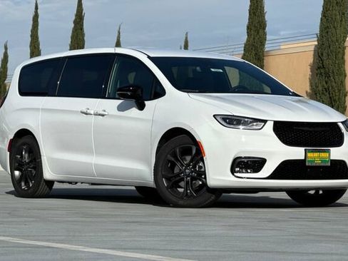 New 2026 Chrysler Pacifica Select image 2