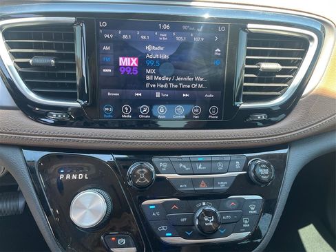 Used 2018 Chrysler Pacifica Limited FWD image 14