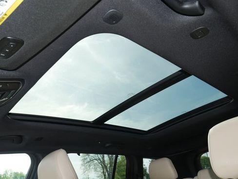 Used 2024 Jeep Grand Cherokee Limited w/ Luxury Tech Group II AWD/4WD image 3