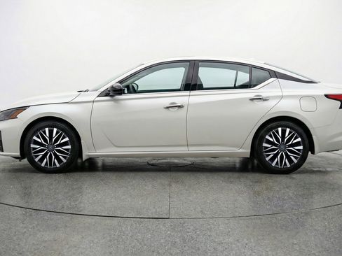 Used 2025 Nissan Altima 2.5 SV image 5