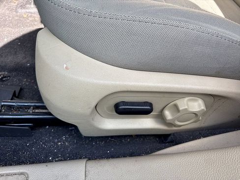 Used 2017 Ford Taurus SE FWD image 12
