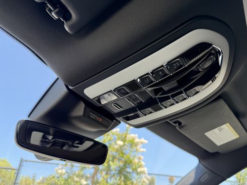 Used 2025 Porsche Macan Loaner image 17