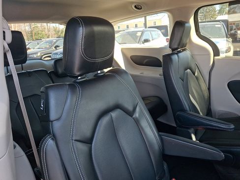 Used 2023 Chrysler Pacifica Touring-L image 15