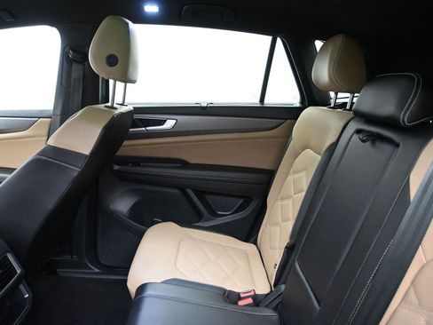 Used 2024 Volkswagen Atlas Cross Sport SE w/ Panoramic Sunroof Package AWD/4WD image 11