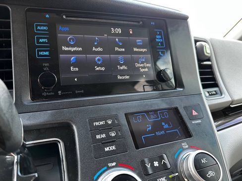 Used 2017 Toyota Sienna XLE Premium FWD image 16