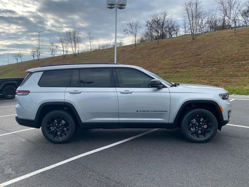 New 2025 Jeep Grand Cherokee L Altitude AWD/4WD image 9