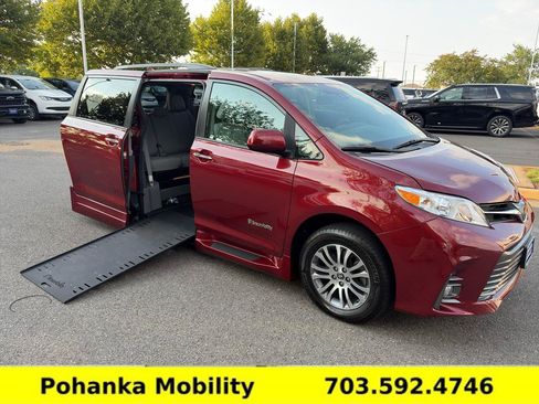 Used 2020 Toyota Sienna XLE w/ XLE Navigation Package FWD image 11