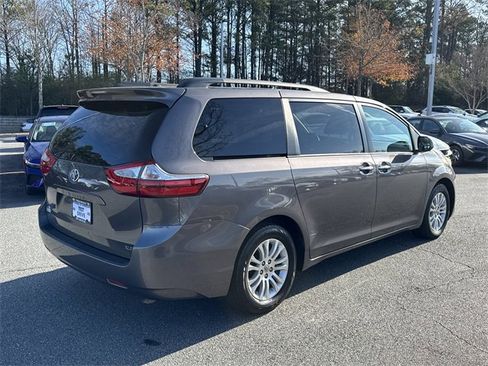 Used 2015 Toyota Sienna L image 7