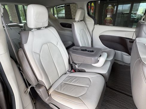 Used 2017 Chrysler Pacifica Touring-L w/ Tire & Wheel Group image 30