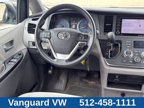Used 2018 Toyota Sienna LE FWD image 24
