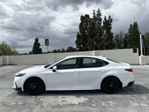 Used 2025 Toyota Camry SE image 7