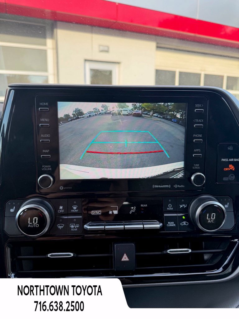 Used 2021 Toyota Highlander XLE FWD image 16