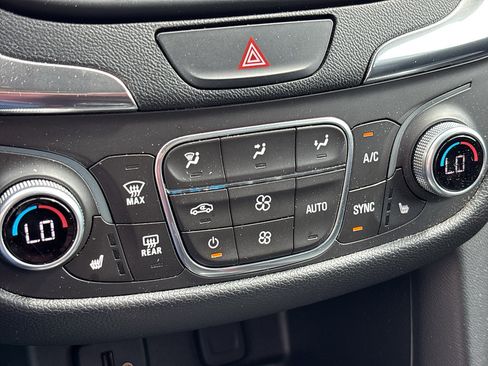 Used 2018 Chevrolet Equinox LT FWD image 26