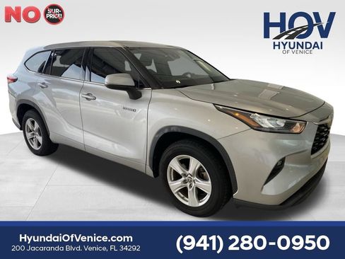Used 2020 Toyota Highlander LE FWD image 1