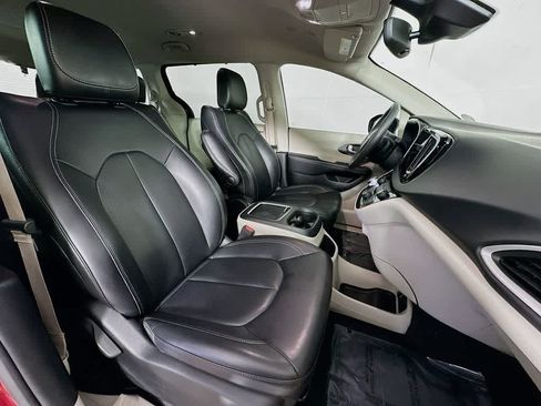 Used 2023 Chrysler Pacifica Touring-L FWD image 15