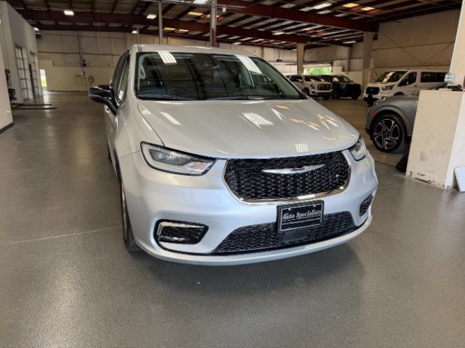 Used 2024 Chrysler Pacifica Touring-L FWD image 7