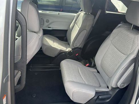 Used 2025 Toyota Sienna LE FWD image 21