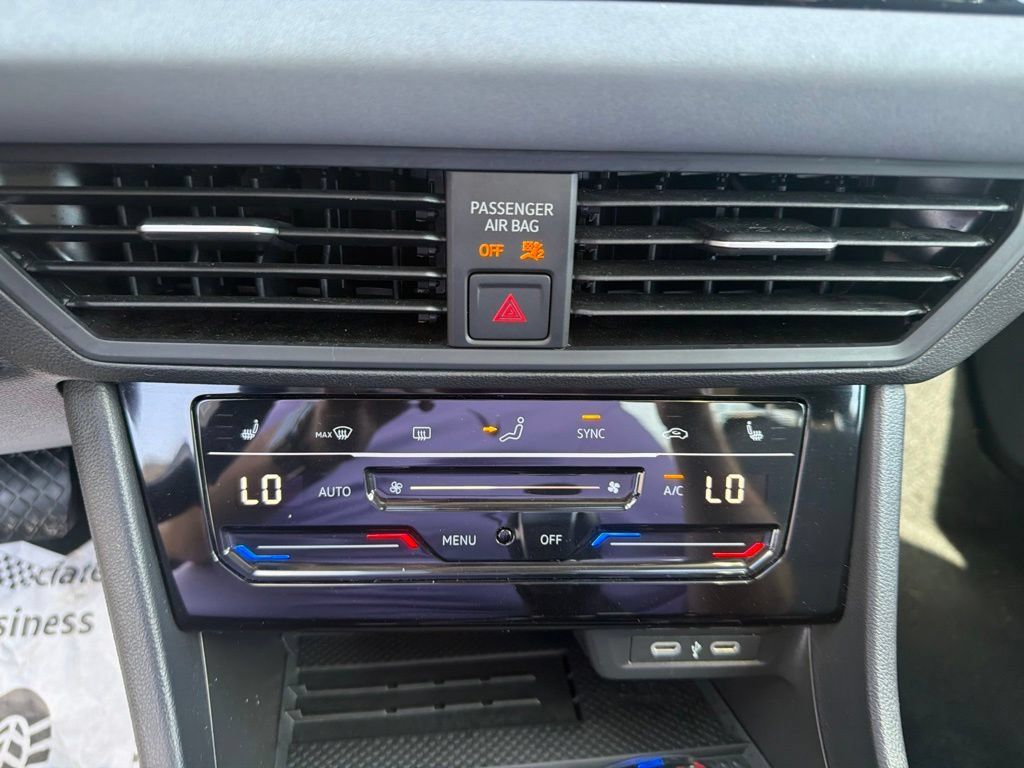 Used 2025 Volkswagen Jetta SE FWD image 17