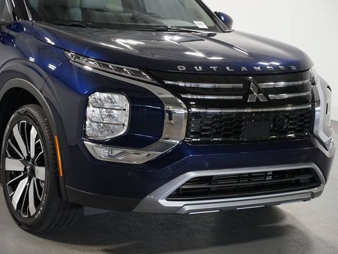 Used 2025 Mitsubishi Outlander SE AWD/4WD image 4