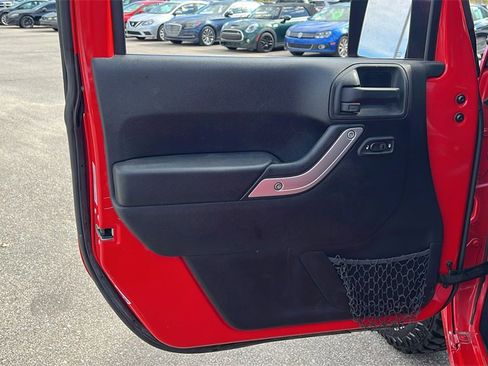 Used 2016 Jeep Wrangler Unlimited Sahara w/ Dual Top Group image 9