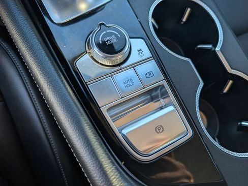 Used 2025 Genesis G70 2.5T image 25