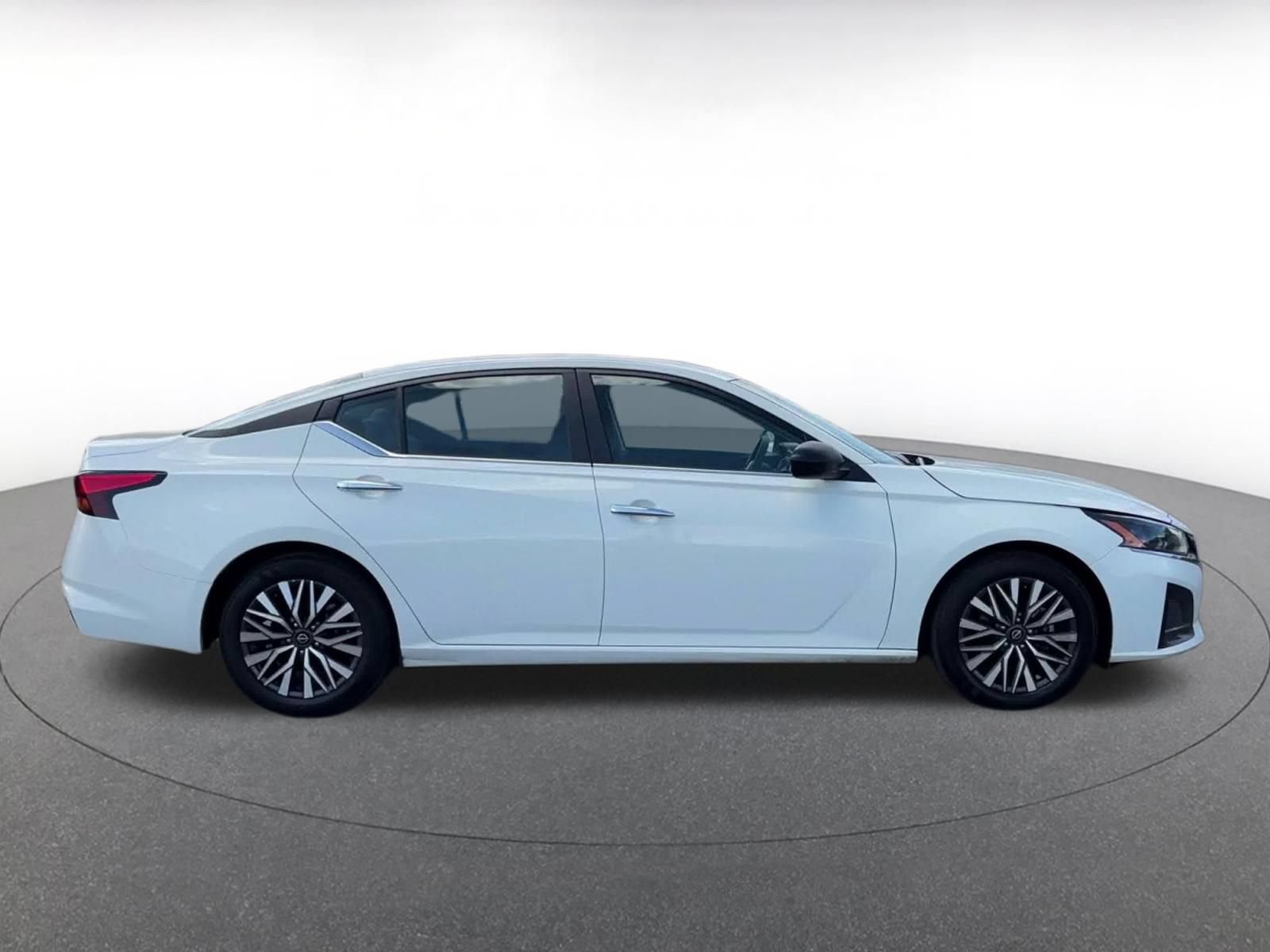 Used 2025 Nissan Altima 2.5 SV FWD image 15
