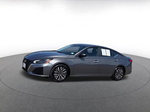 Used 2025 Nissan Altima 2.5 SV FWD image 8
