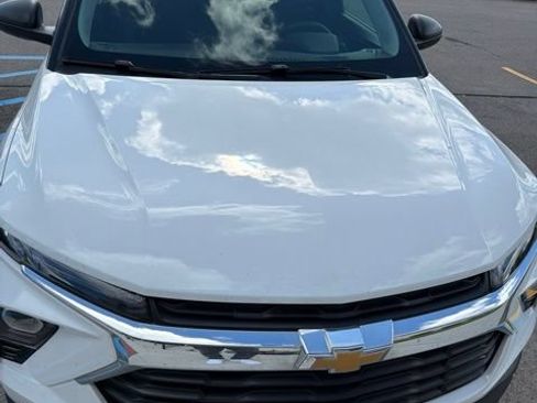 Used 2024 Chevrolet TrailBlazer LS w/ LS Convenience Package AWD/4WD image 2