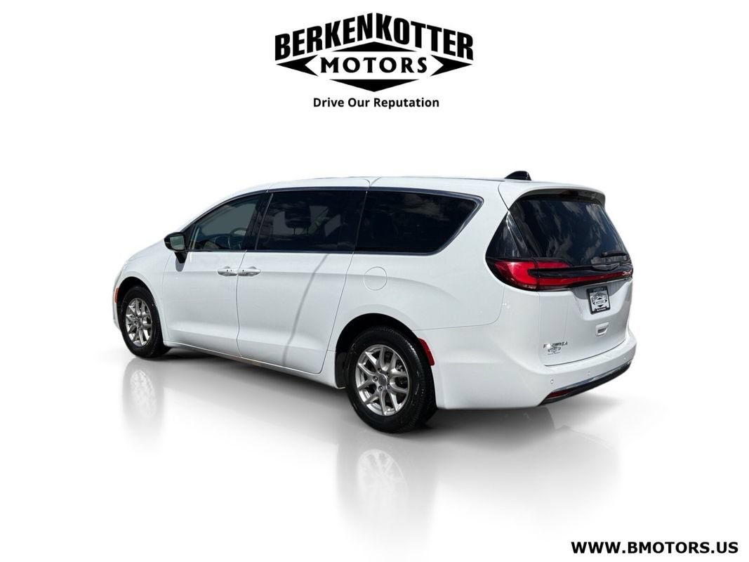 Used 2024 Chrysler Pacifica Touring-L FWD image 5