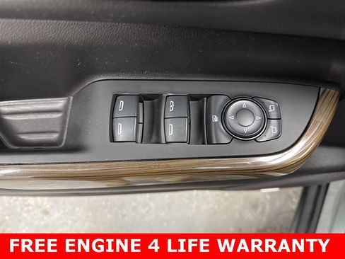 Used 2023 GMC Acadia SLE image 7