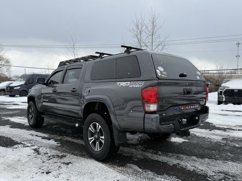 Used 2017 Toyota Tacoma TRD Sport image 3