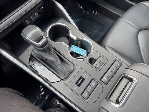 Used 2022 Toyota Highlander XLE image 23