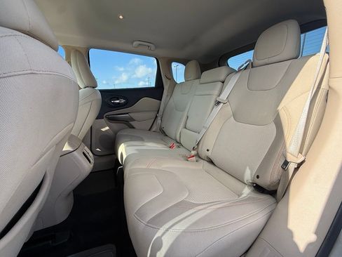 Used 2019 Jeep Cherokee Latitude w/ Popular Appearance Group FWD image 25