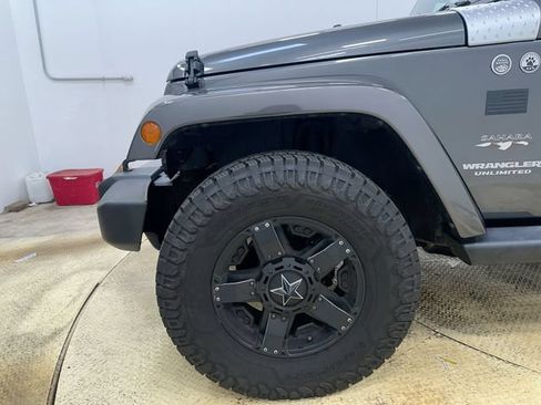 Used 2017 Jeep Wrangler Unlimited Sahara w/ Dual Top Group AWD/4WD image 20
