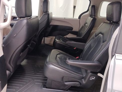 Used 2018 Chrysler Pacifica Touring-L image 13