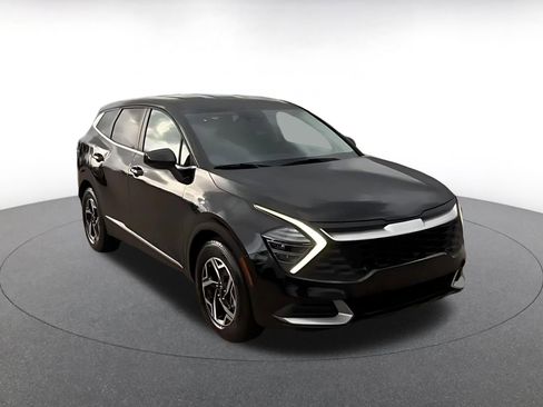 Used 2025 Kia Sportage LX image 3