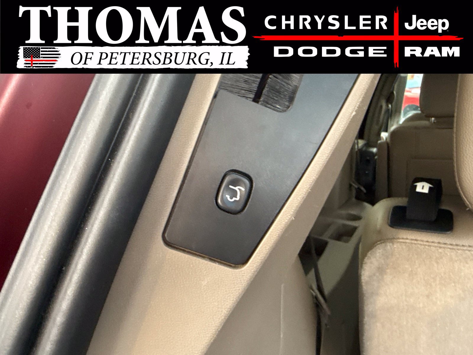 Used 2013 Chrysler Town & Country Touring-L FWD image 27