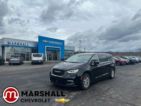 Used 2024 Chrysler Pacifica Touring-L image 1