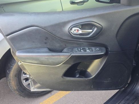 Used 2019 Jeep Cherokee Trailhawk w/ Comfort/Convenience Group image 17