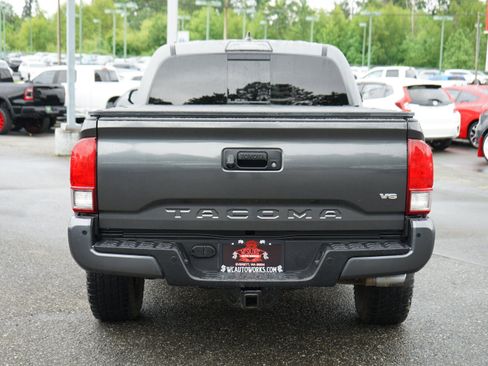 Used 2017 Toyota Tacoma TRD Off-Road AWD/4WD image 4