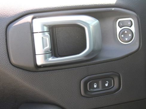 Used 2022 Jeep Wrangler Unlimited Sahara AWD/4WD image 11