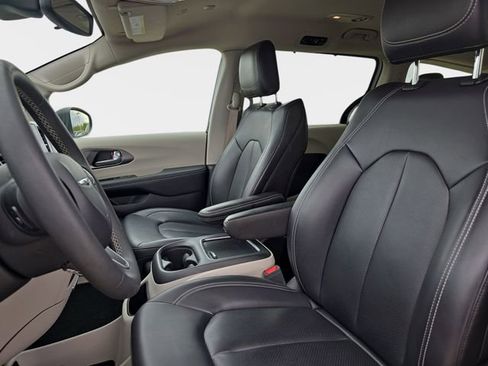 Used 2023 Chrysler Pacifica Touring-L FWD image 19