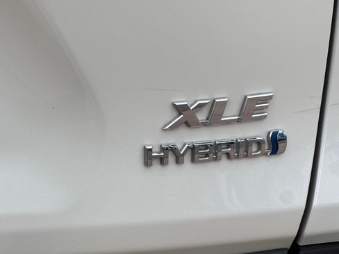 Used 2022 Toyota RAV4 XLE Premium AWD/4WD image 28