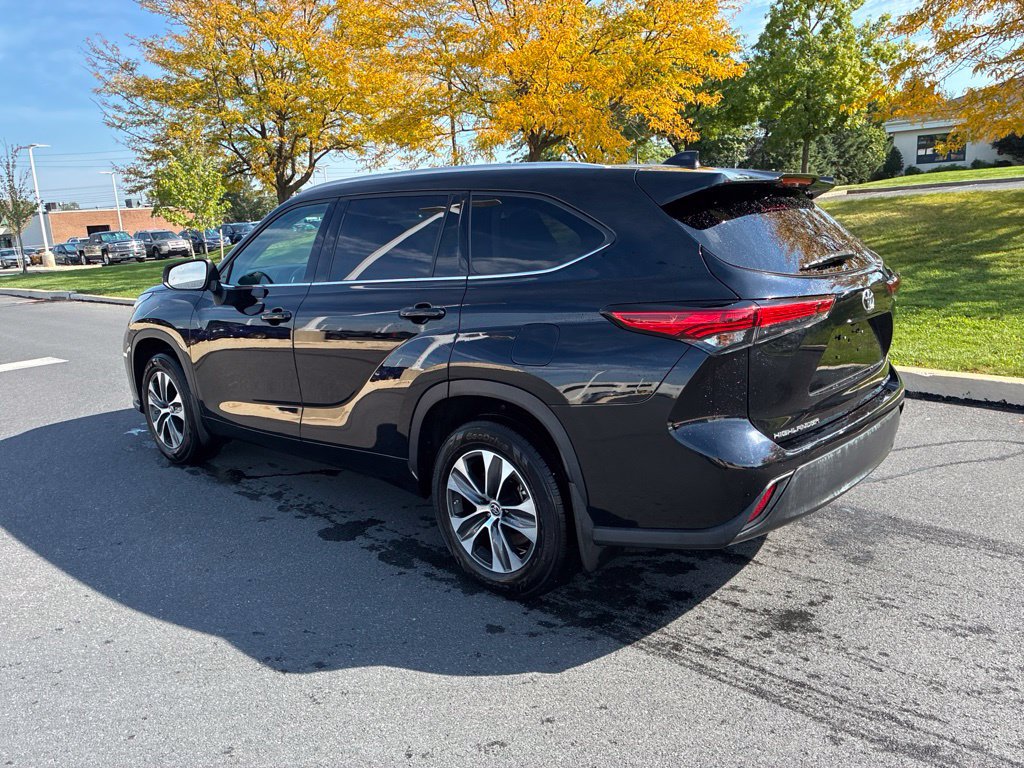 Used 2022 Toyota Highlander XLE AWD/4WD image 12