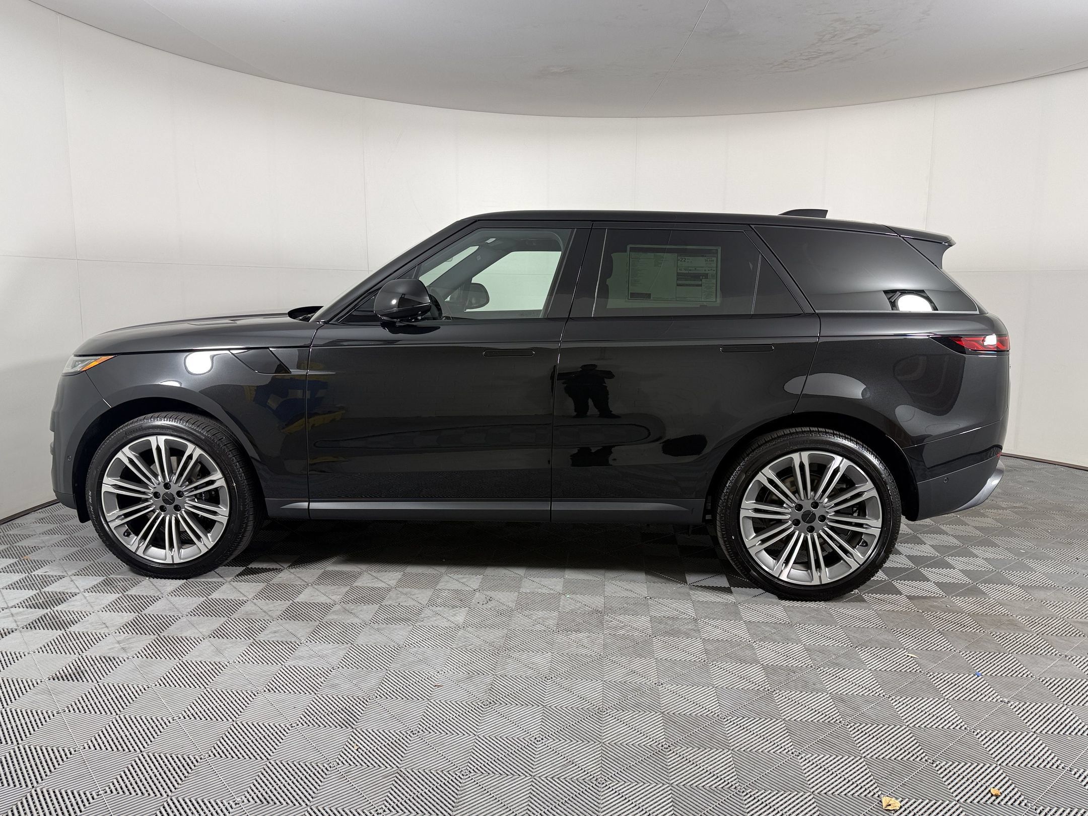 New 2027 Land Rover Range Rover Sport SE AWD/4WD image 2