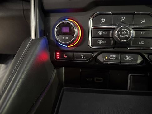 Used 2021 Chevrolet Suburban Z71 image 30