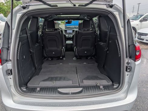 Used 2023 Chrysler Pacifica Limited w/ Uconnect Theater Family Group FWD image 13