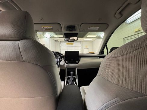 Used 2025 Toyota Corolla Cross L image 18