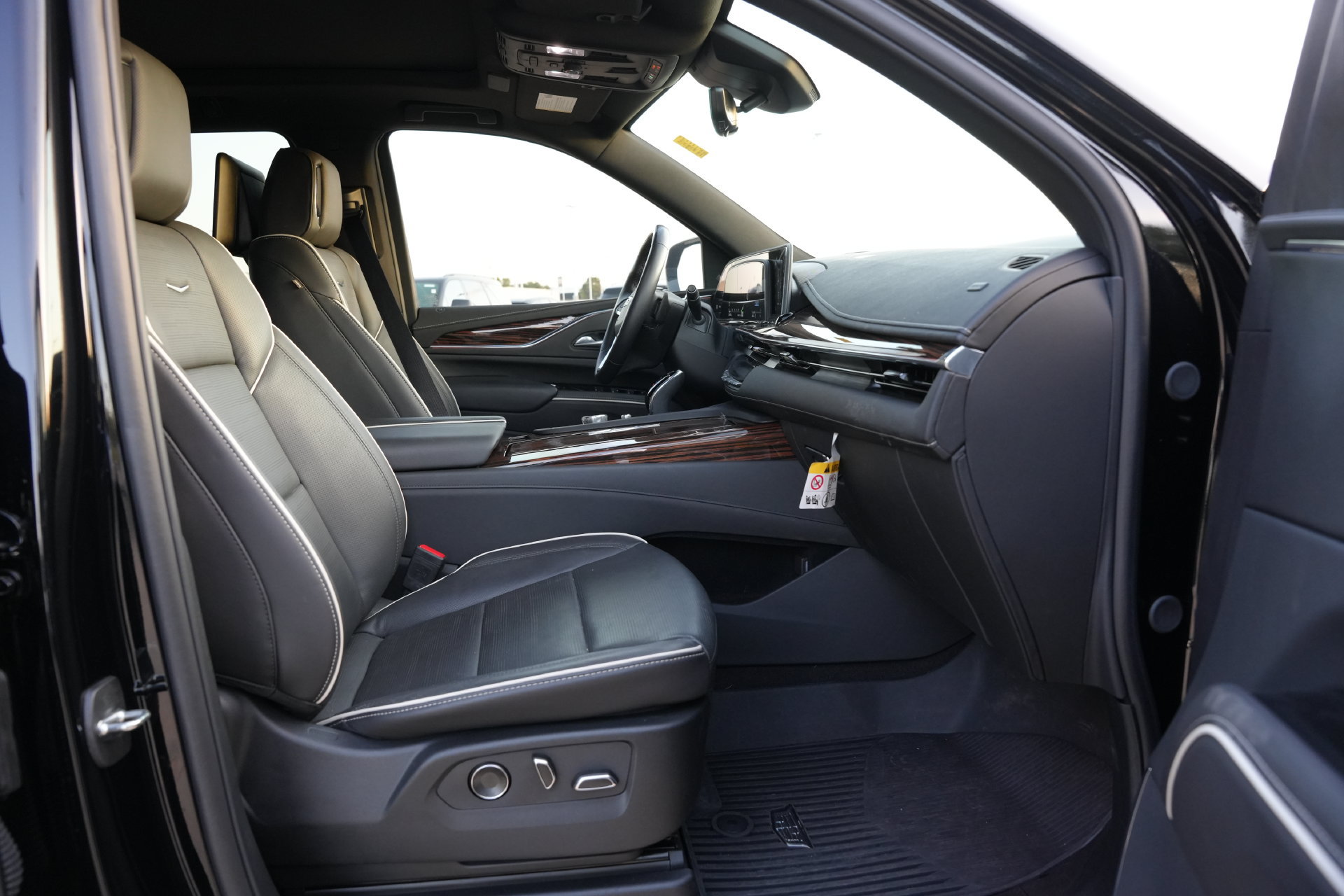 Used 2024 Cadillac Escalade ESV Premium Luxury w/ Performance Package AWD/4WD image 25